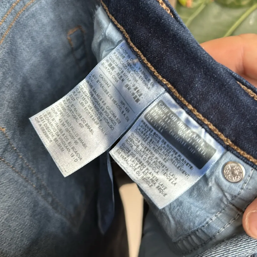 Levi’s Denim Stretchy Rolled Cuff Shorts - Image 7