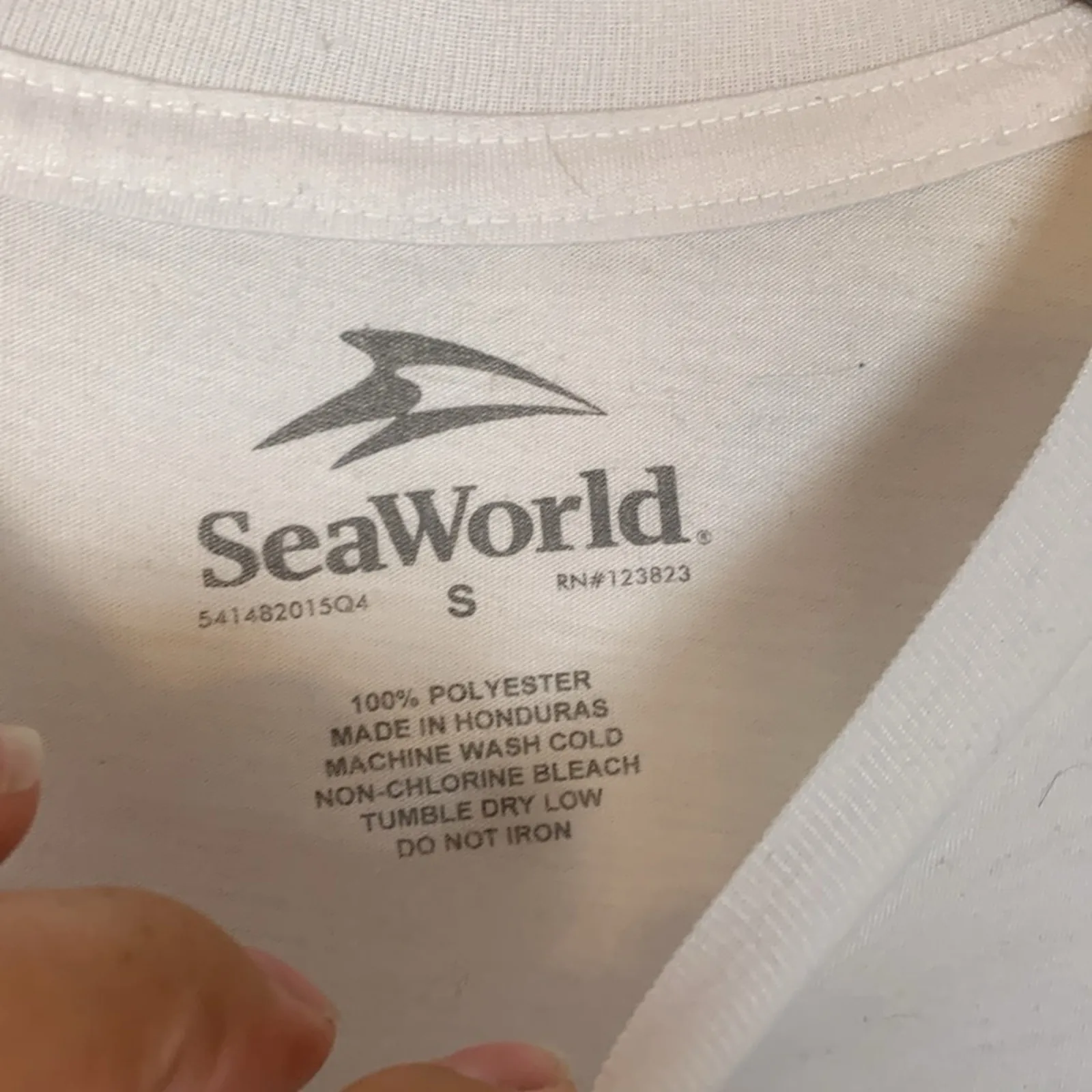 Sea World women's size small dolphin mandala glitter short sleeve shirt blue whi - Image 2