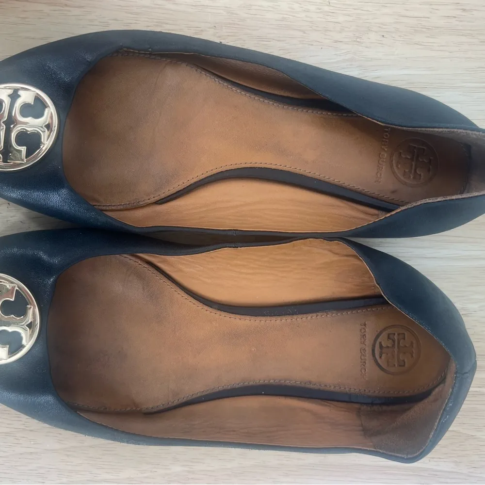 Tory Burch Black Loafers with Gold Emblem - Image 9