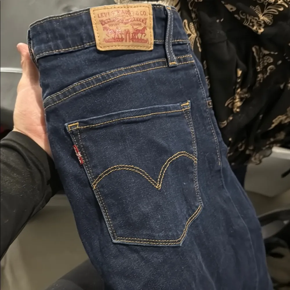 Levi's 721 High Rise Skinny Jeans dark wash size 27! - Image 4