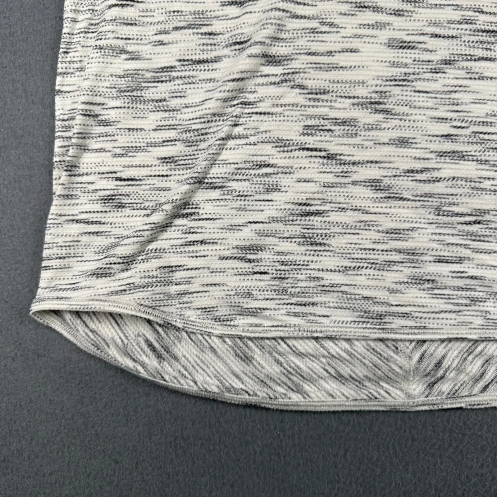 Lululemon Tank Top Womens 6* Racerback White Gray Striped Athletic Workout Gym - Image 3