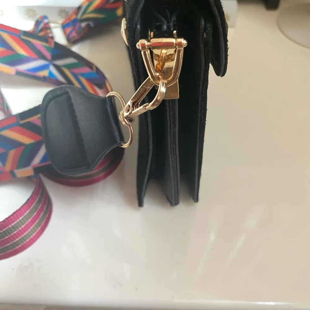 NWOT CLAUDIA G BETTY BLACK SHOULDER BAG WITH CAMERA STRAP - Image 10