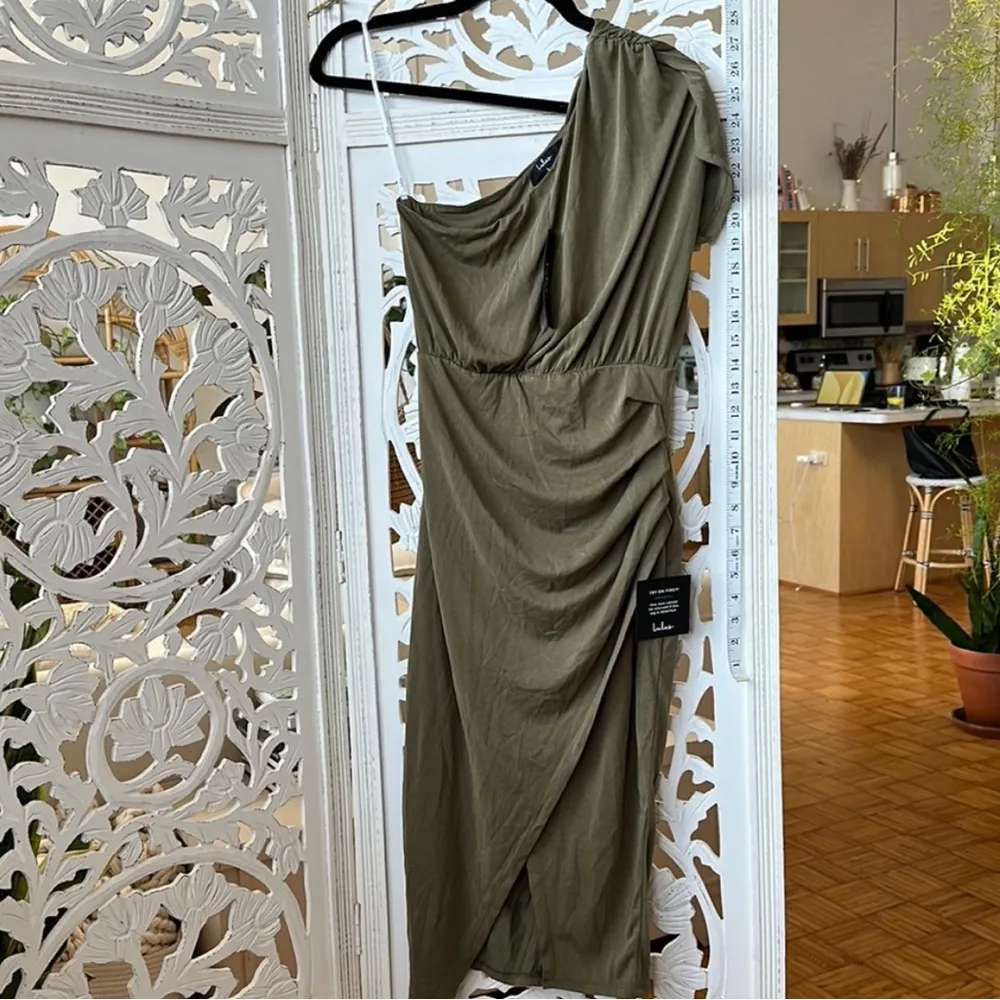 NEW Lulu’s Raise a Glass Olive Green One-Shoulder Midi Dress NWT - Image 4