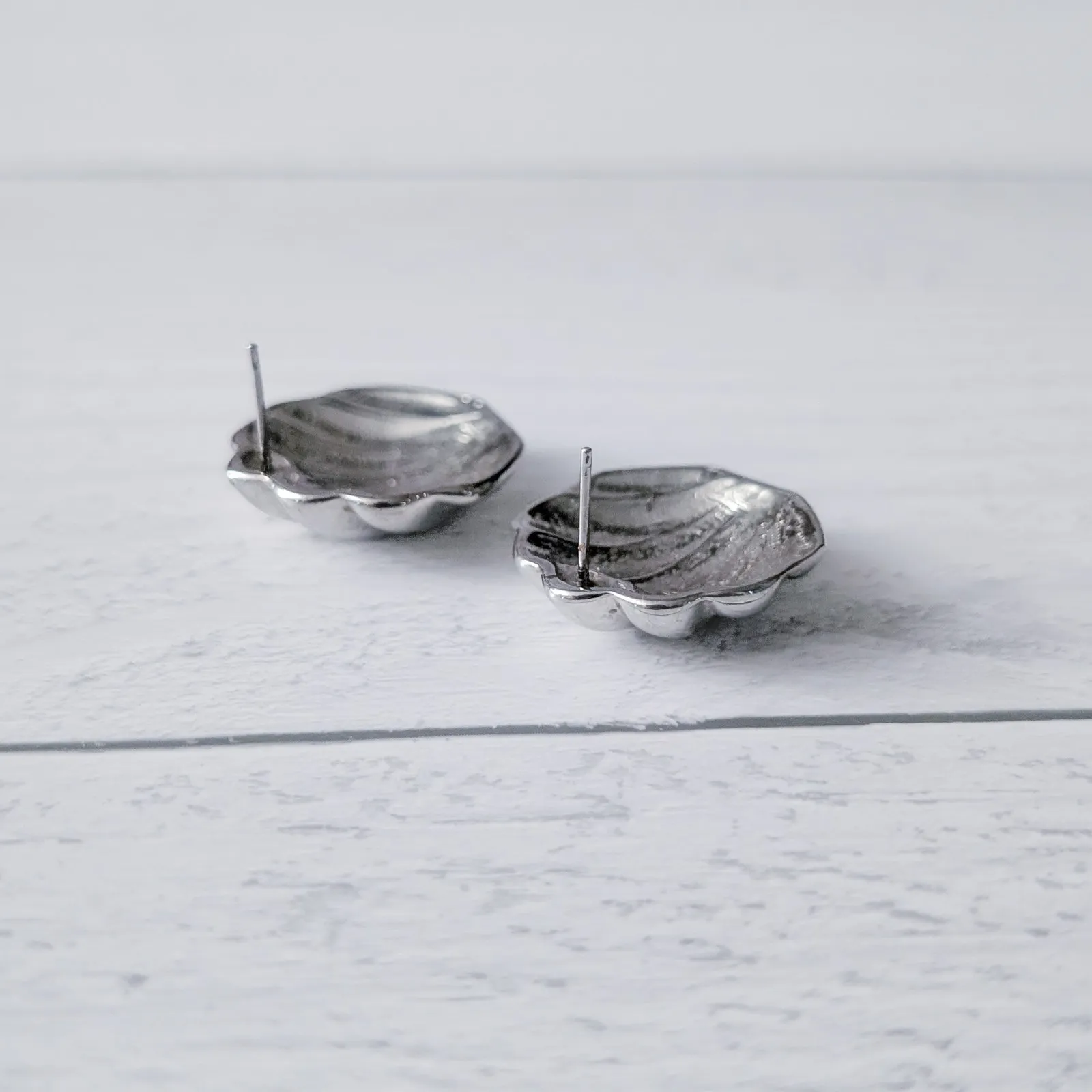 Vintage Stud Earrings Silver Tone Shell Design 7/8" Beach/Seaside Theme - Image 5