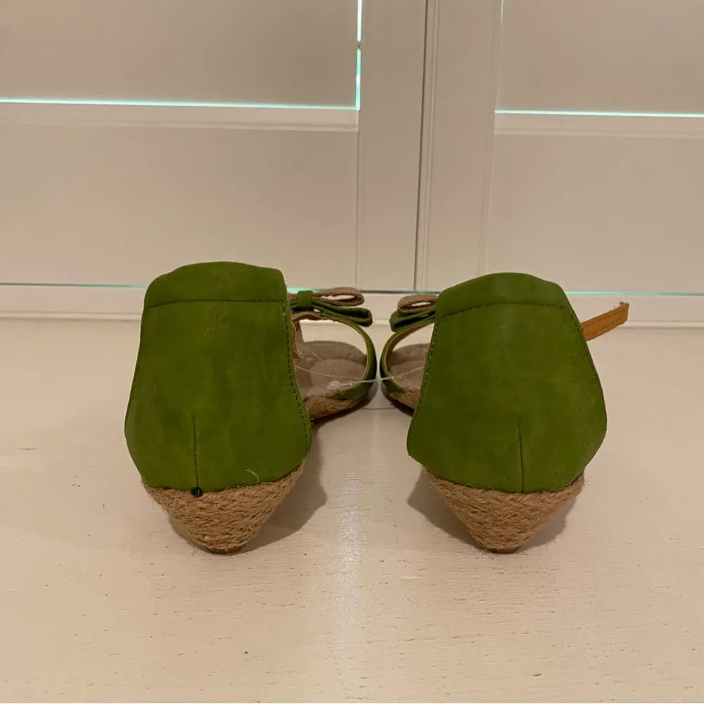 Dollhouse Women’s Green and Tan Sandals with Elegant Straps Size 7.5 - Image 5