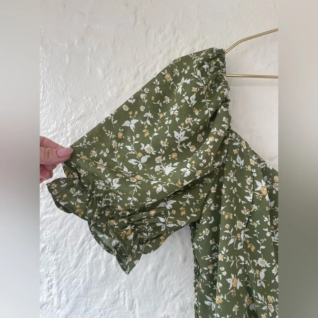 Abercrombie & Fitch green floral puff sleeve v-neck crop top, smocked back; M - Image 2