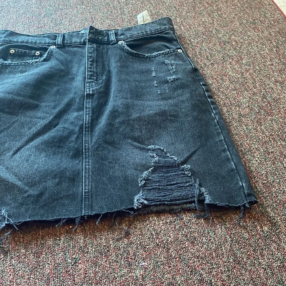 Zara large black denim distressed skirt - Image 2