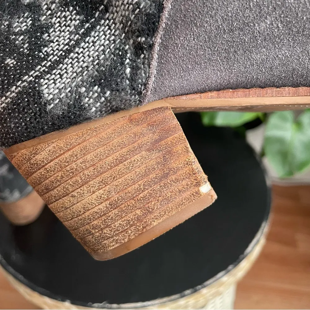 Toms Leila Aztec Print Gray Suede Heel Ankle Booties Sz 8 - Image 4