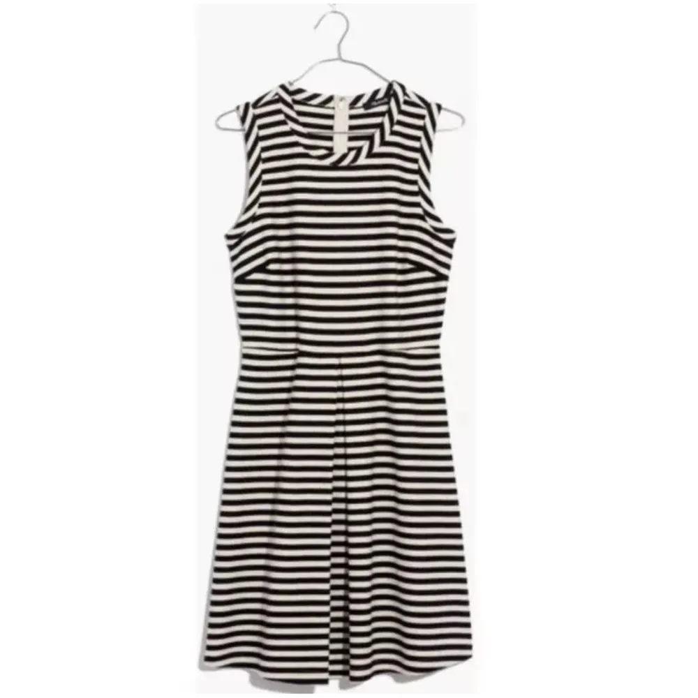 Old Navy Black and White Pleated Midi Sundress - Image 5