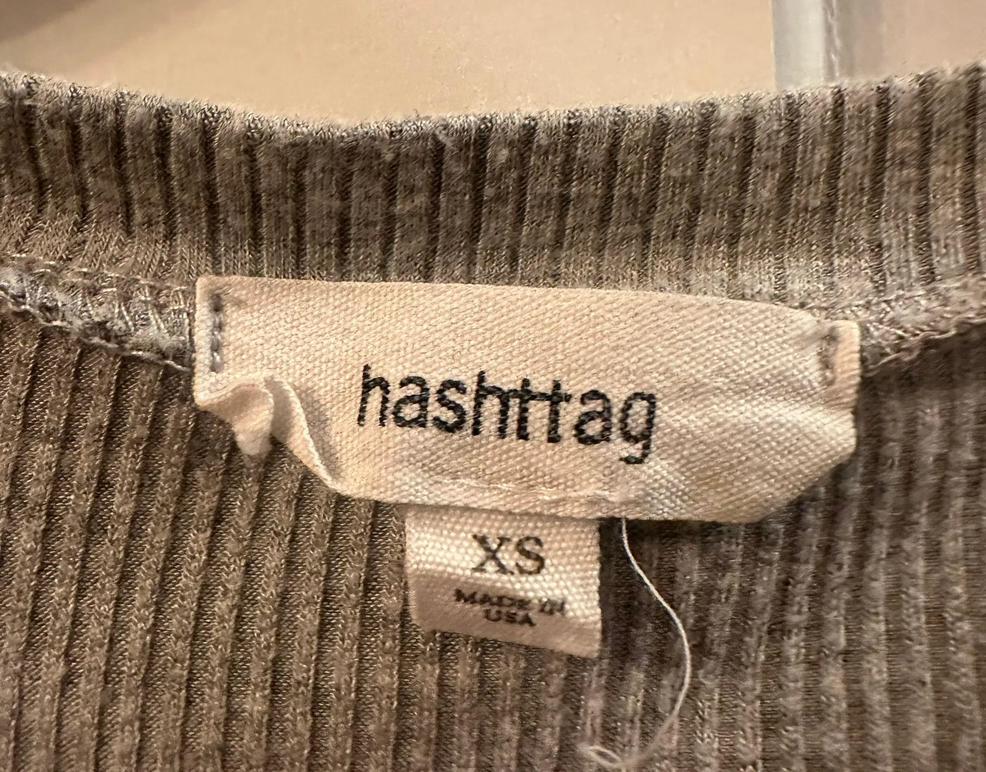 light grey v neck short sleeve - Image 3