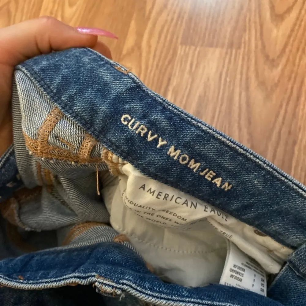American Eagle Curvy Mom Jeans Size 6 - Image 6