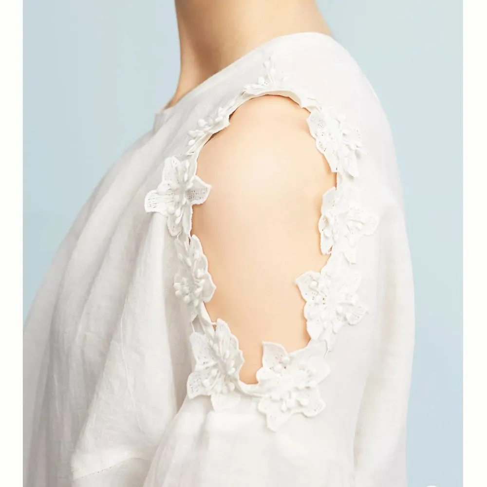 Eri + Ali Floral Applique cold shoulder blouse loose fit SP petite cream linen - Image 15