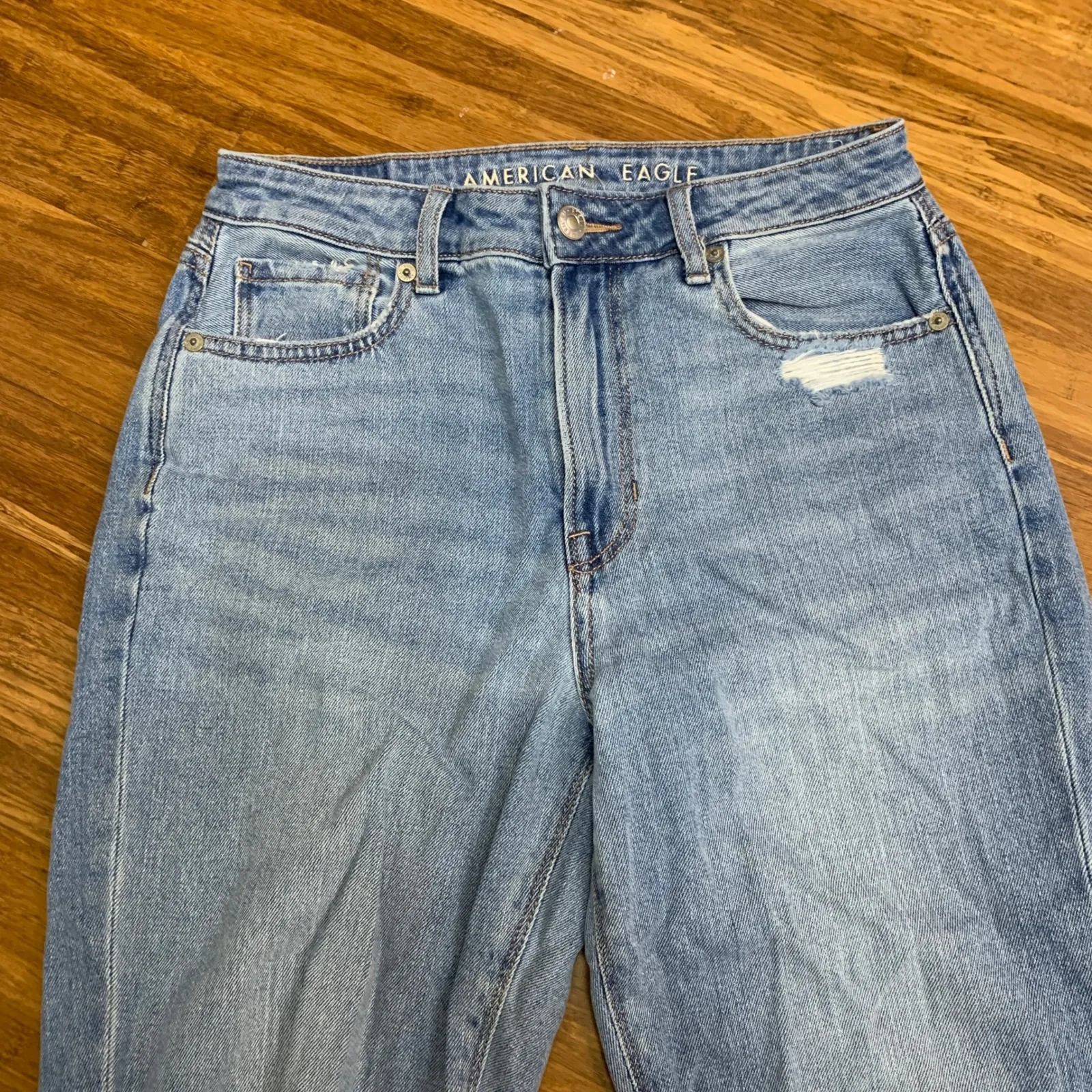 American‎ Eagle Mom Jeans Womens Size 4 Short Ripped Distressed Light Wash Denim - Image 2