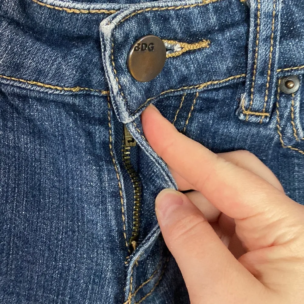 Urban Outfitters BDG Shortie denim cuffed 3” inseam shorts size 25 - Image 5