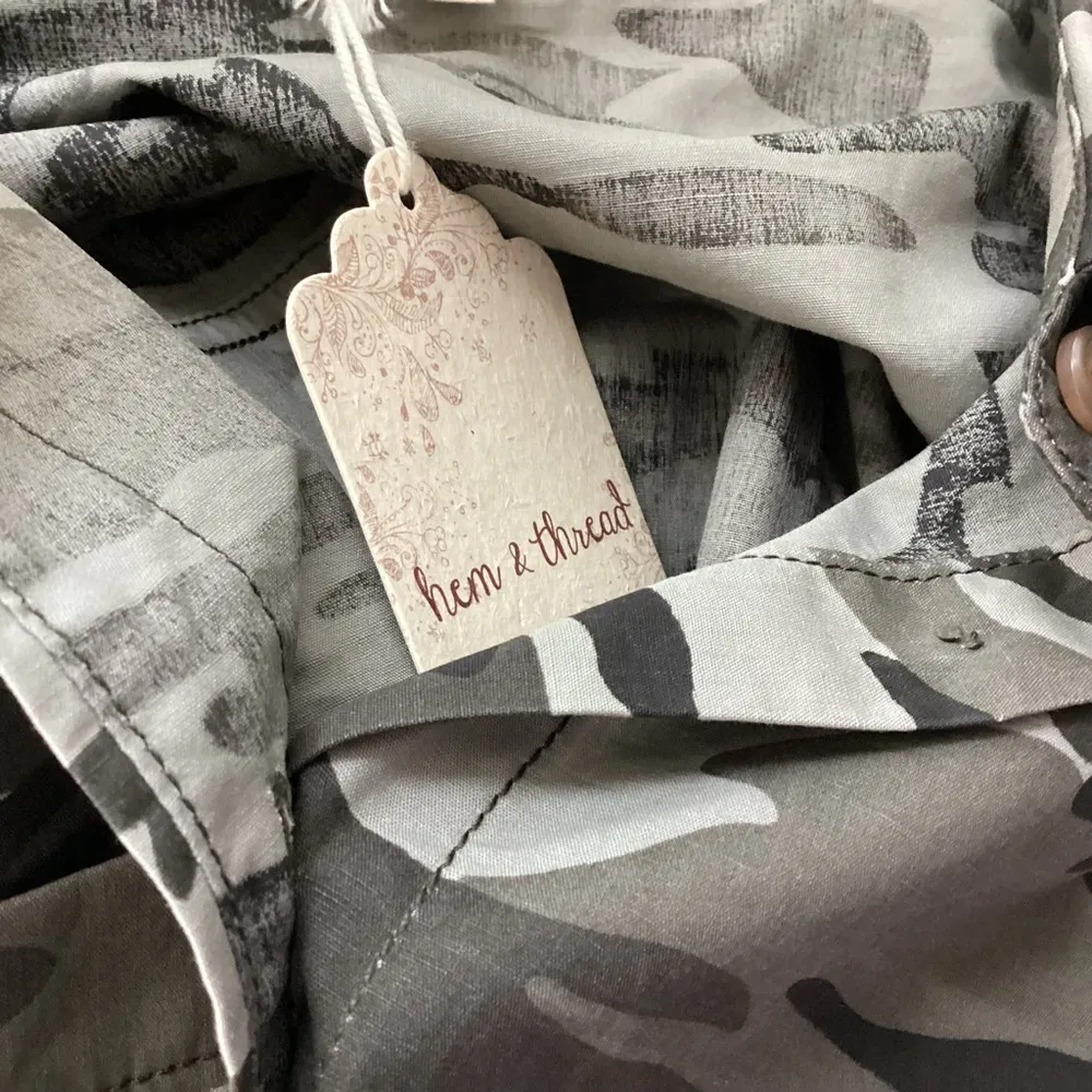 Hem & Thread Camo Shirt Size Small NWT  Green - Image 5