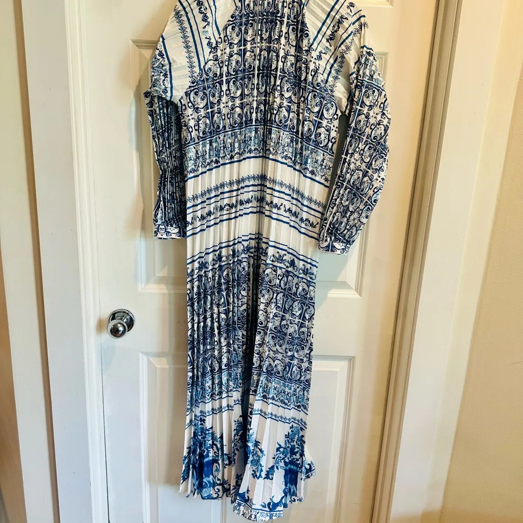 Elegant Blue and White Pleated Long Sleeve Dress - Image 2