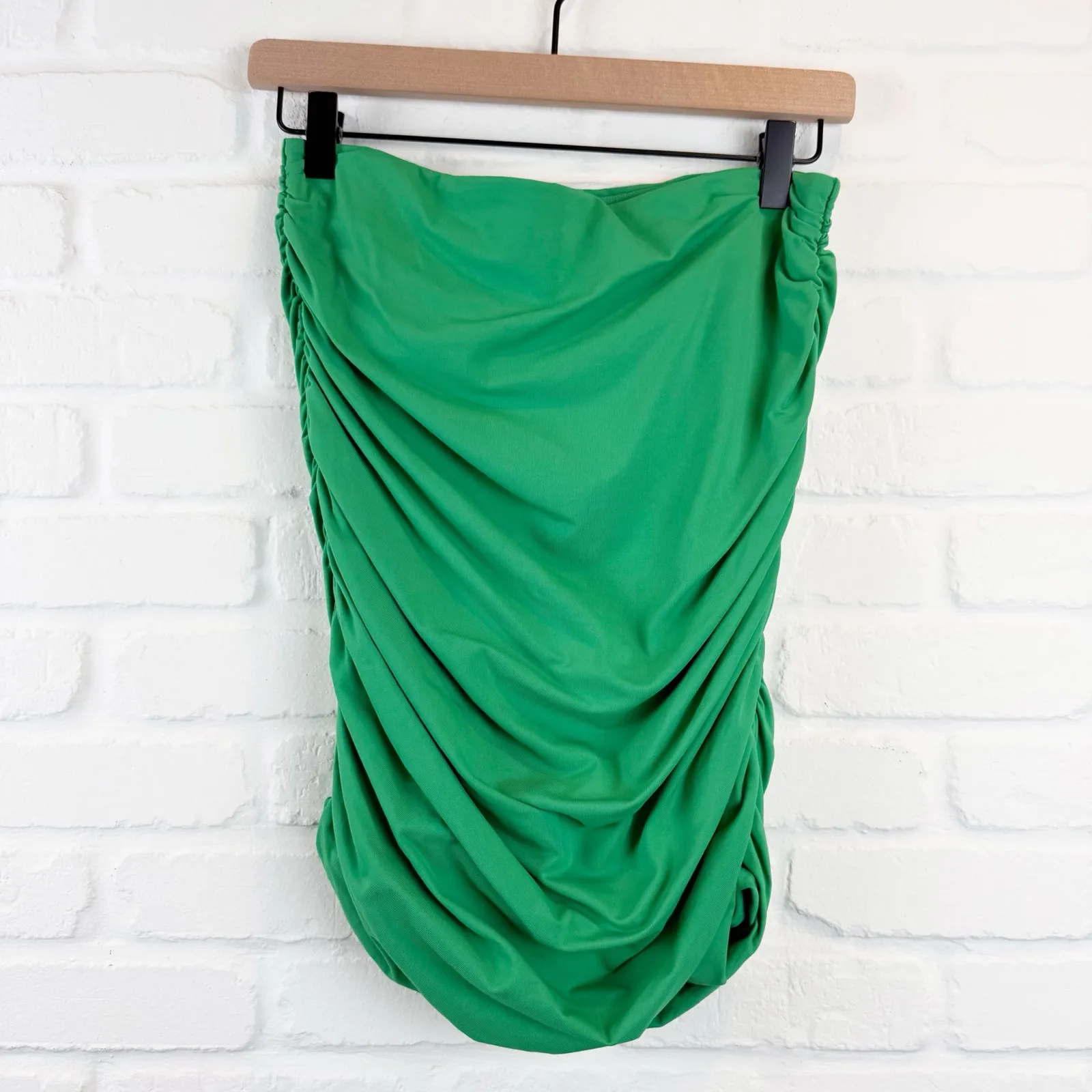 Babaton Aritzia Green Gehry Contour Ruched Skirt Pull on Size Medium - Image 3