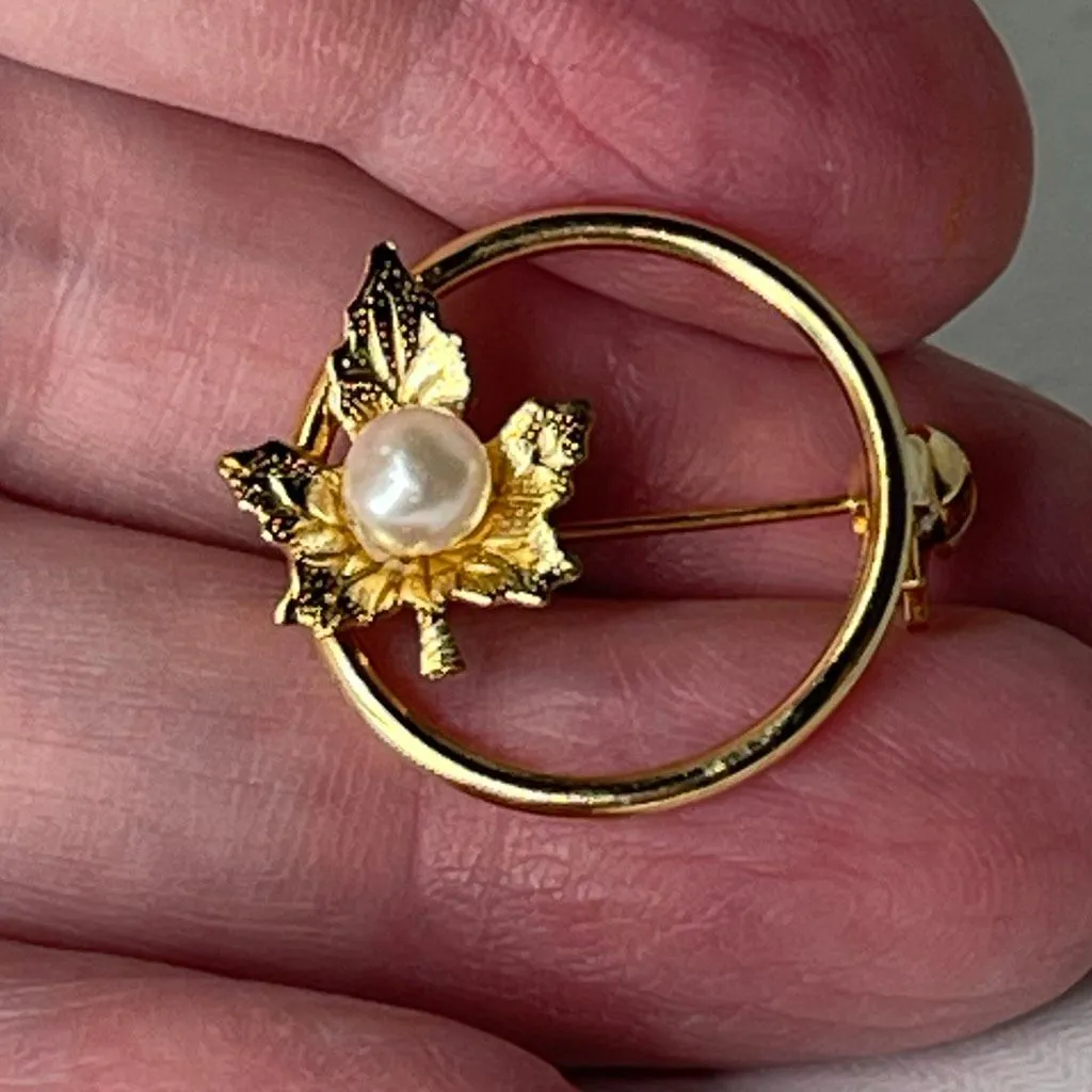 Vintage pearl adorned maple leaf open circle brooch. Gold - Image 2