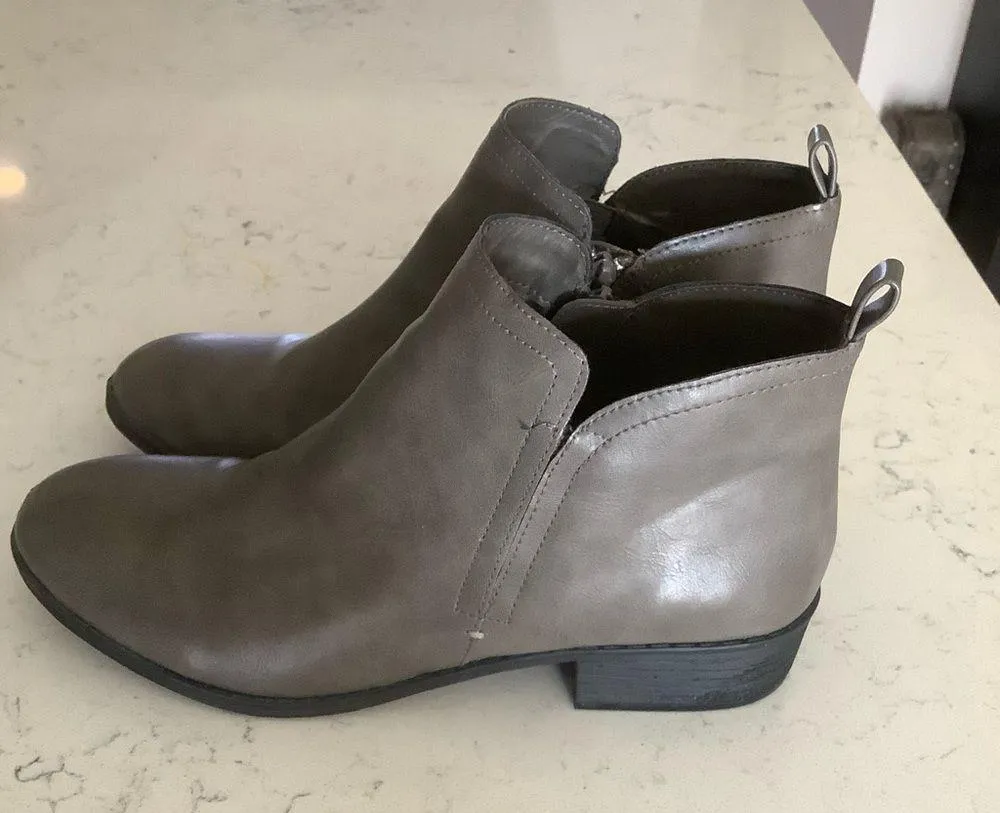 American rag grey “Ar Cadee”vegan leather boots zipper closure ankle boots Sz 10 - Image 3