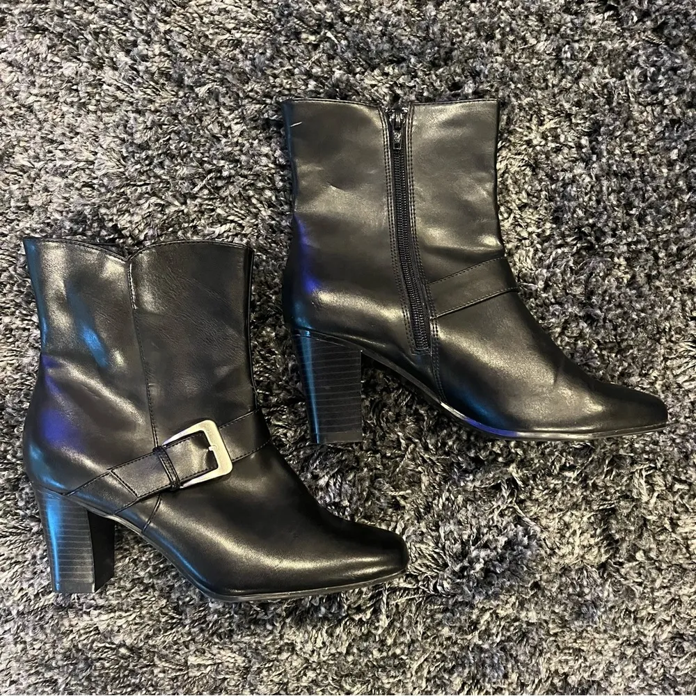 🌷PREDICTIONS BLACK HEELED BOOT WITH SILVER BUCKLE SIZE 7.5🌷 - Image 3