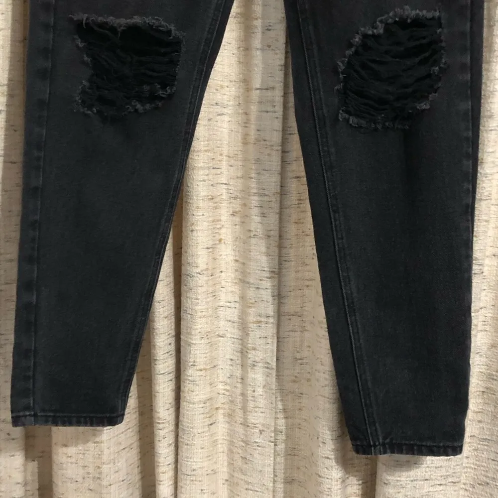 PrettyLittleThing Washed Black Ripped Knee Mom Jeans - Image 4