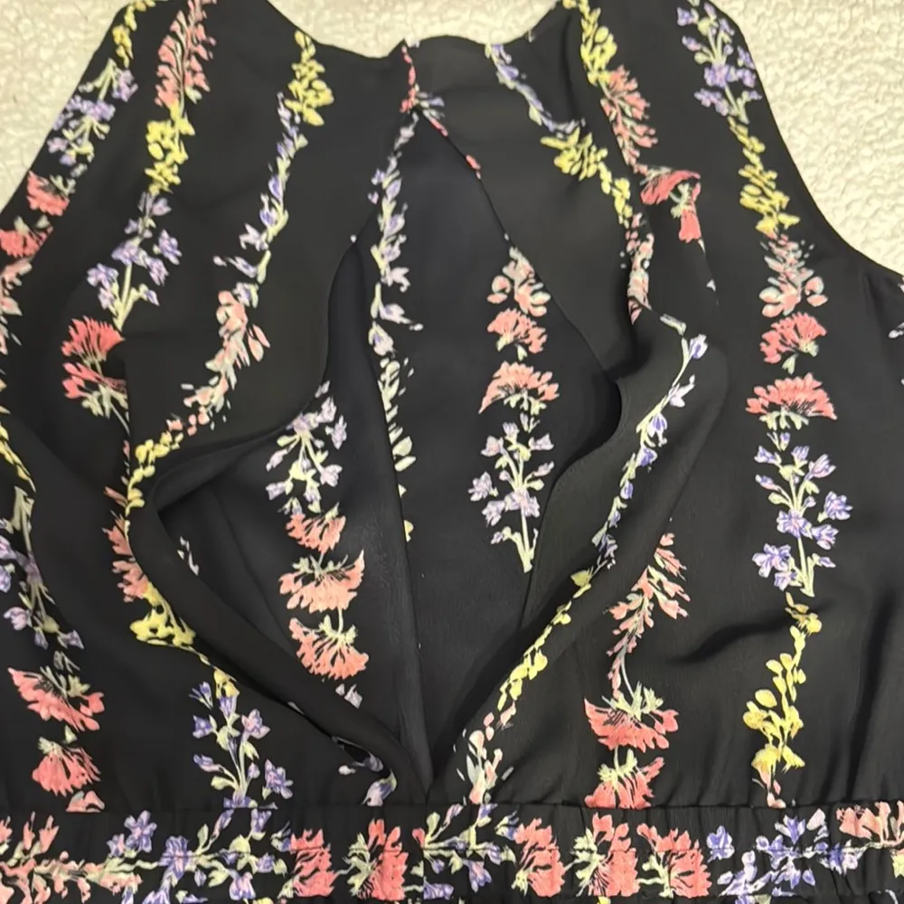 BCBGMaxAzria Black and Pink Pleated V-Neck Open Back Romper - Image 4