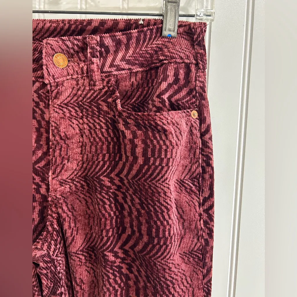 Pilcro women’s Maroon Geometric Straight Leg Jeans. Size 25 . - Image 6