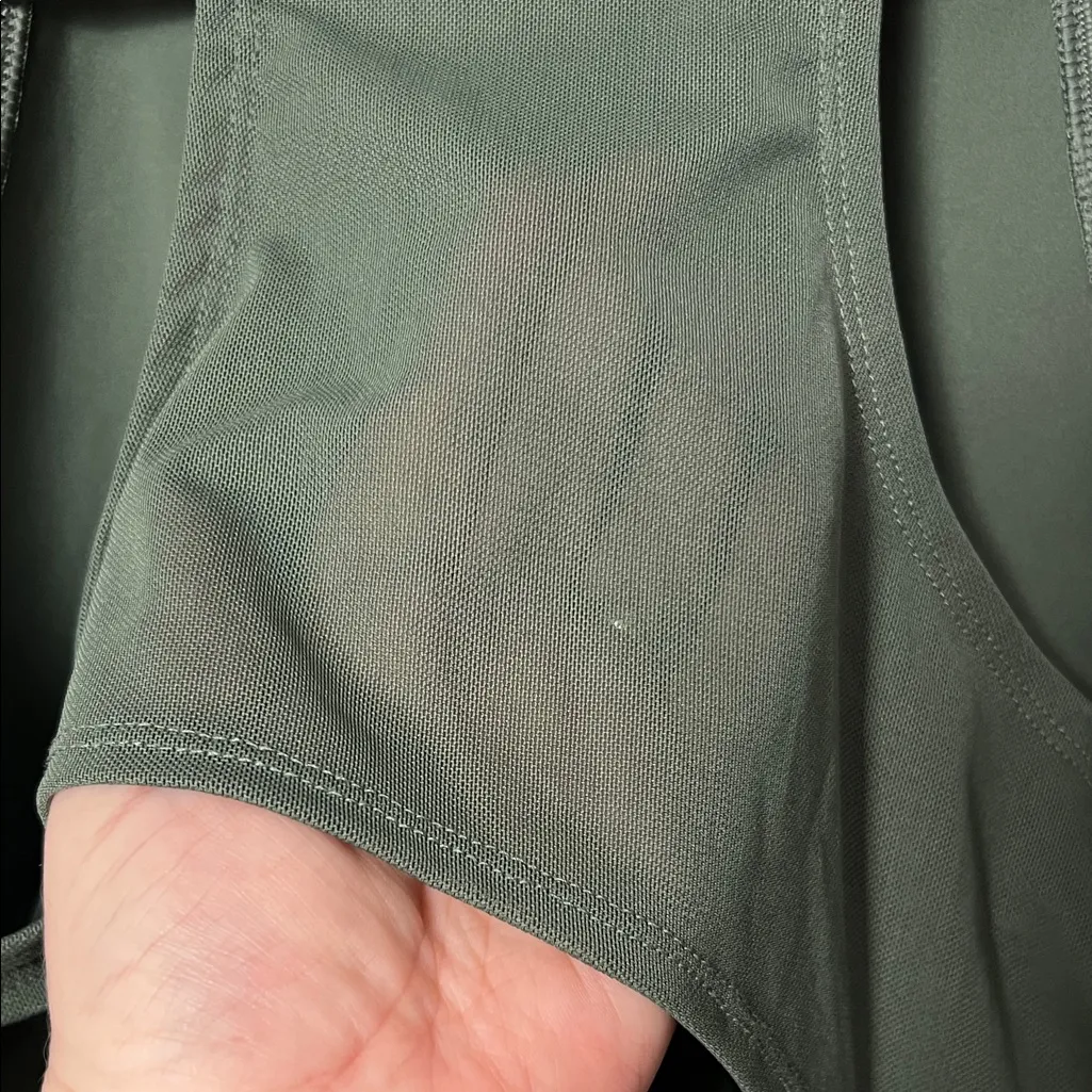 Nike  Intertwist 2 Crop Tank Size Large - Image 7