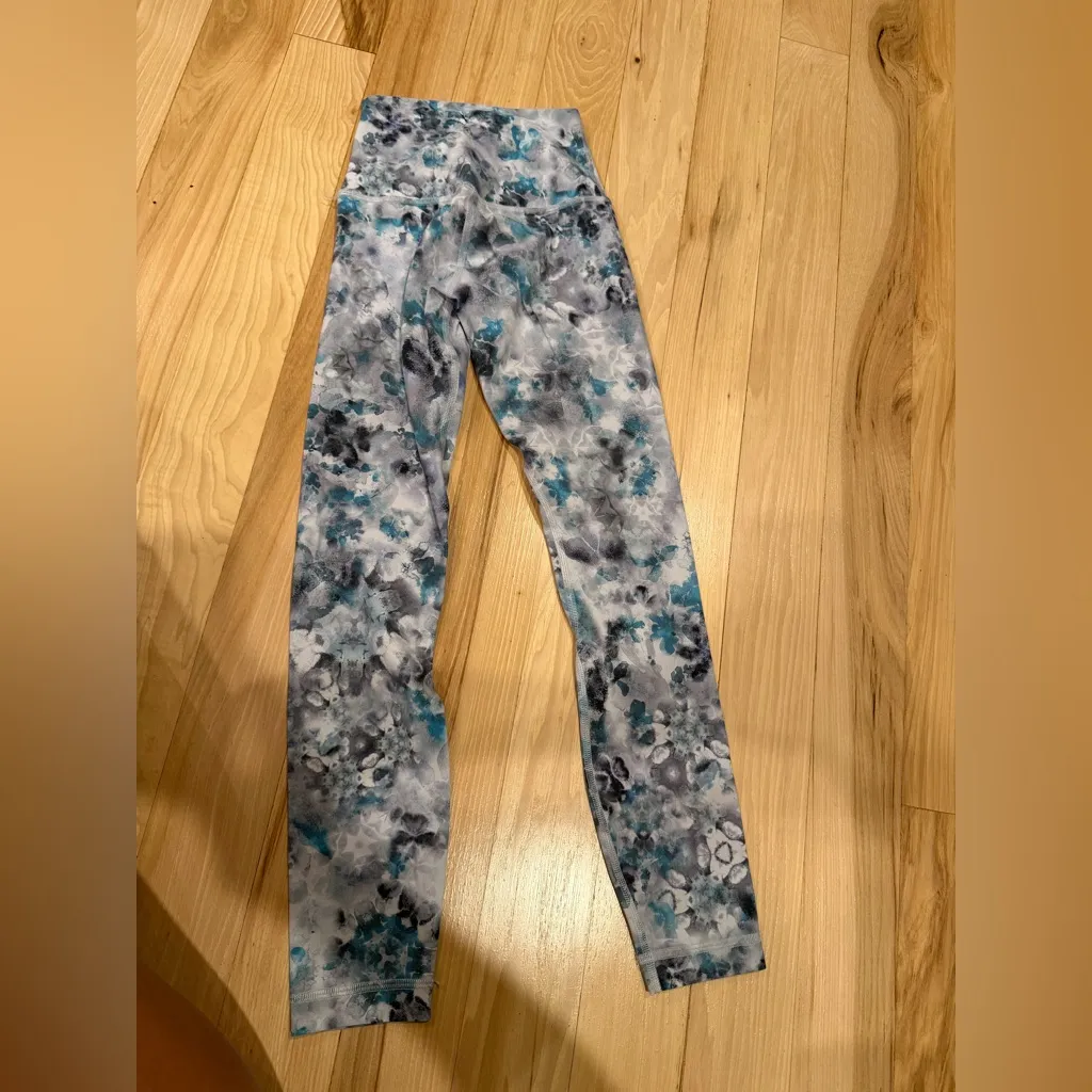 Lululemon legging in Kaleidofloral Multi, Nulu Fabric Yoga. Size 0! - Image 2