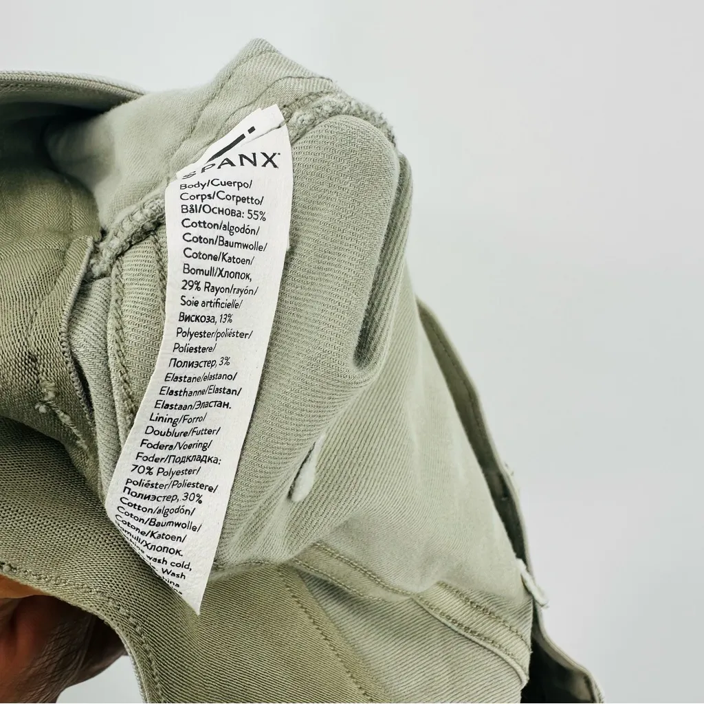 Spanx  | 6" Stretch Twill Shorts Size Medium - Image 5