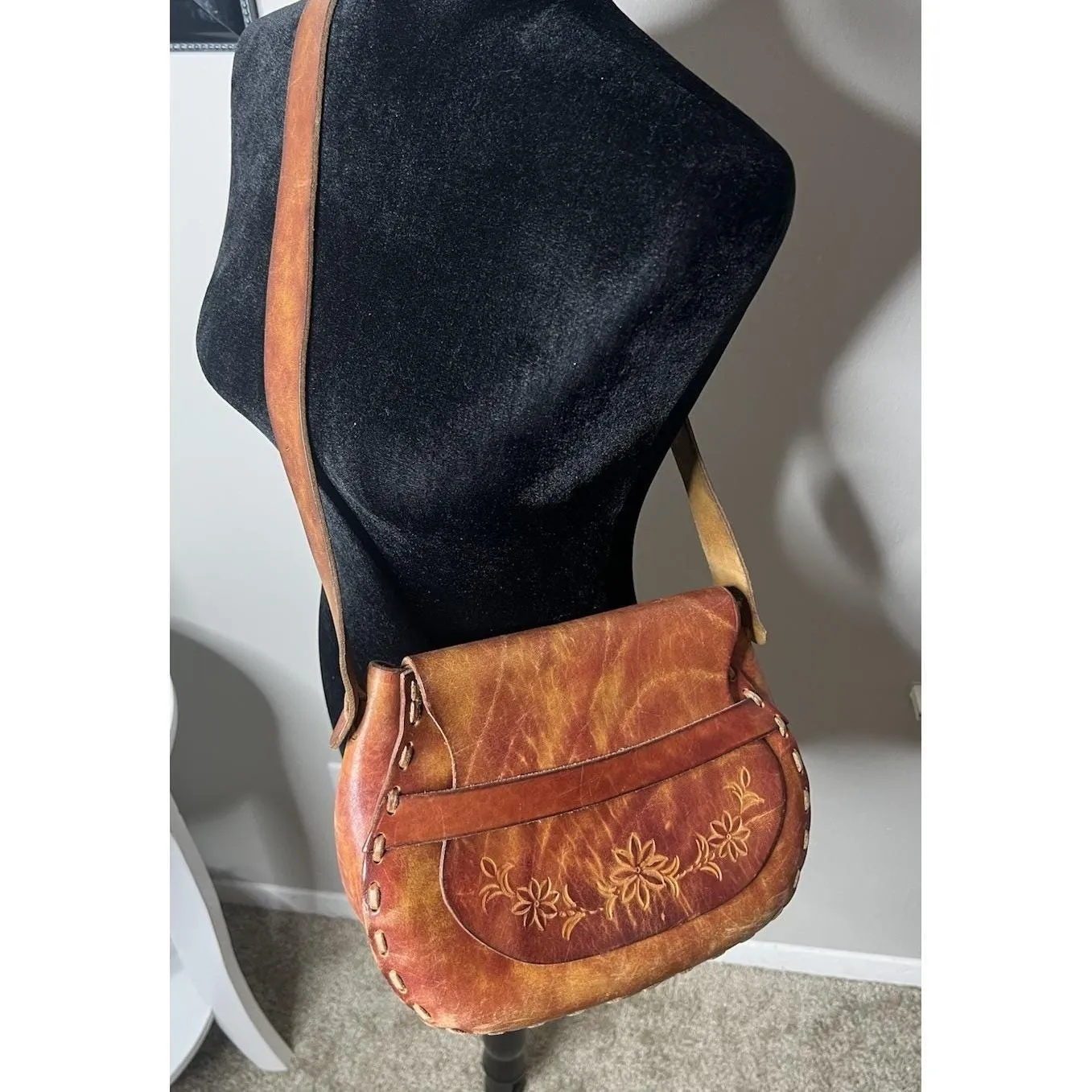 Vintage 70s Hand Tooled Leather Saddle Bag Boho Whipstitch Purse Brown - Image 2