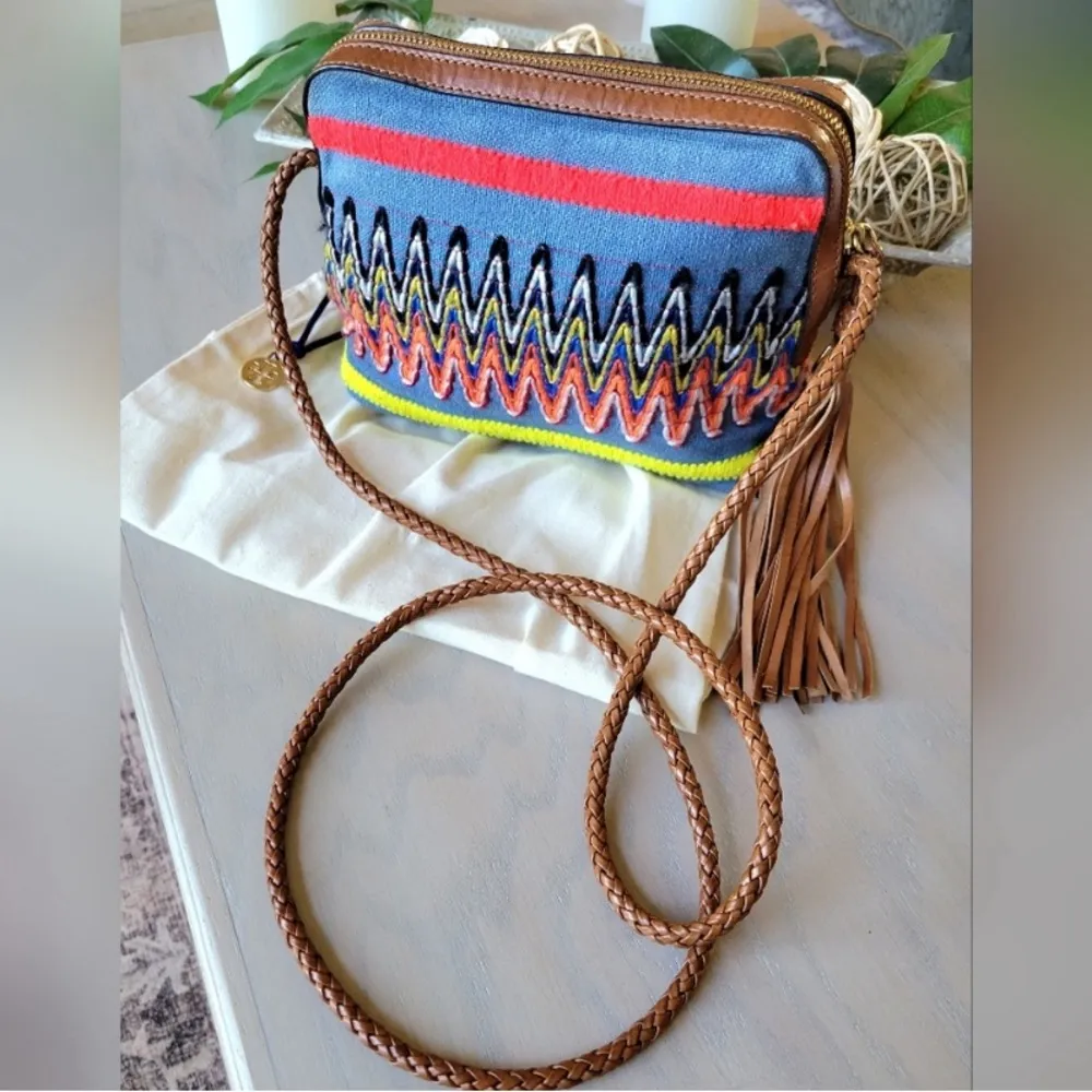 EUC🔥AUTHENTIC TORY BURCH linen/braided leather zip top crossbody with tassels - Image 14