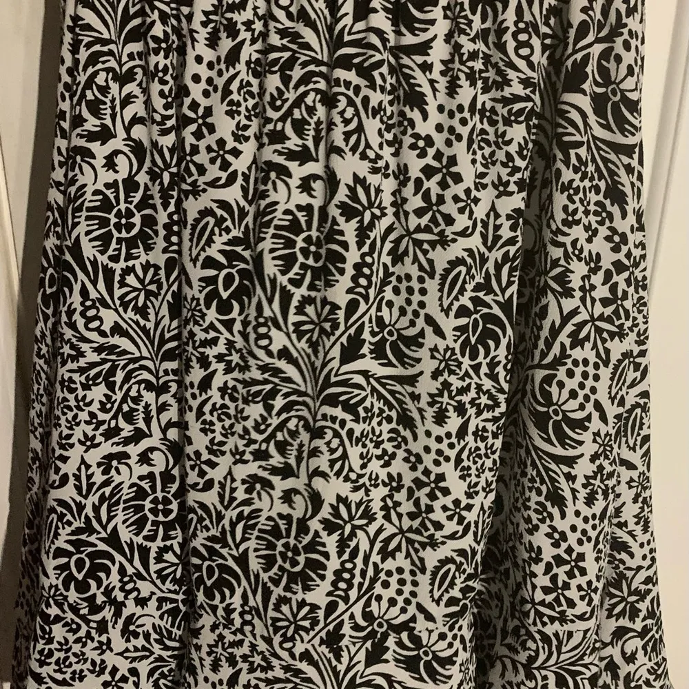 Talbots sleeveless black and white floral print dress Sz 6 - Image 3