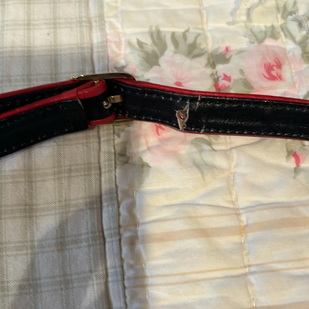 Gucci vintage crossbody bag black with red trim. Beautiful inside has wear shown - Image 6
