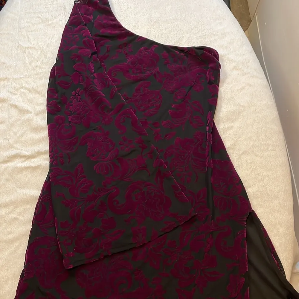 - Purple & Black Floral Velvet One Bell Sleeve Mini Dress- Size L - Image 10