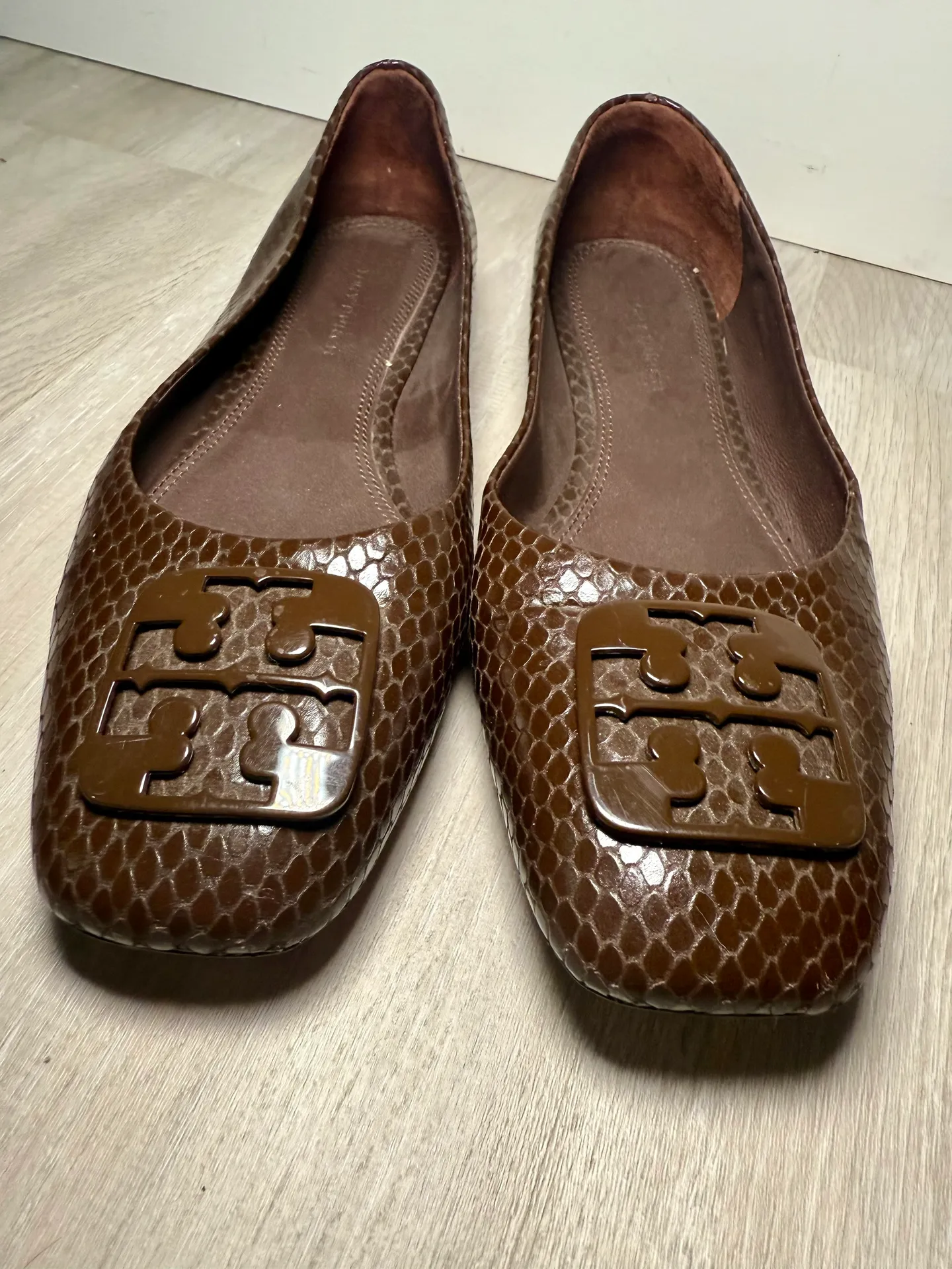 Square-toe Shiny Snake Ballet Flats In Chocolate brown Sz 5.5M - Image 2