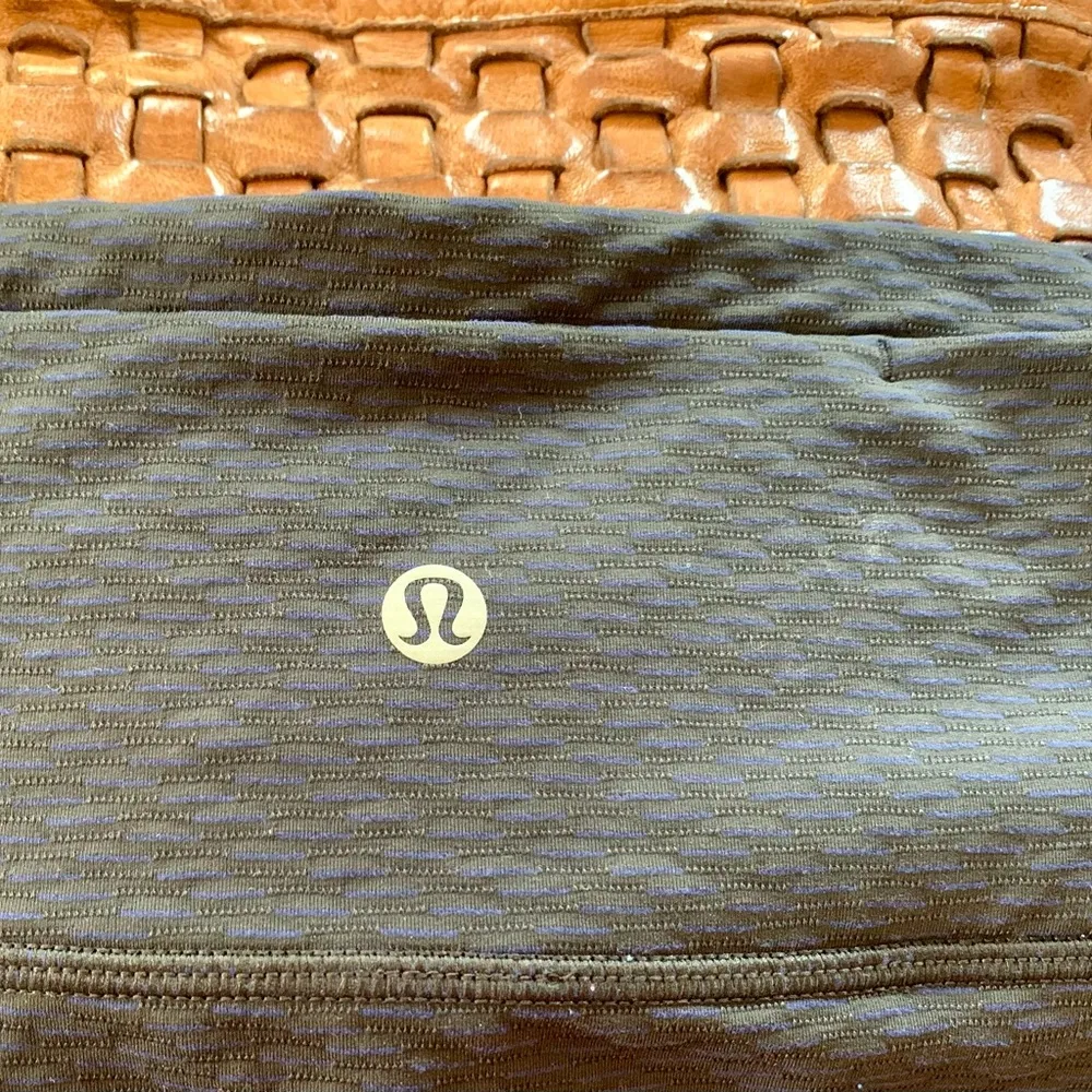 Lululemon Black & Blue Textured Capri Yoga Pants - Image 8