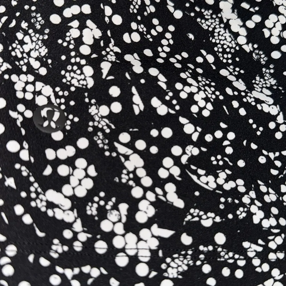 Lululemon On The Fly Short 2.5"
Chirasu Black size 2 - Image 6