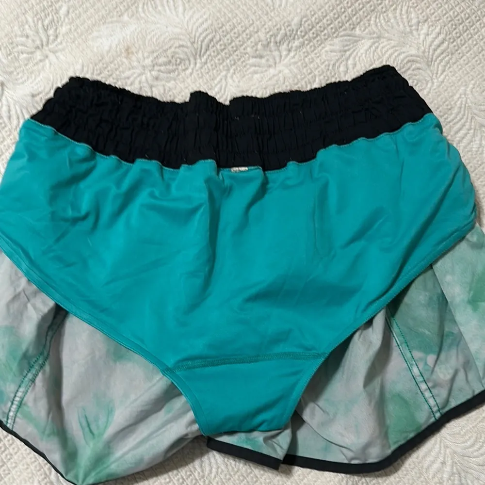 Lululemon Tracker Short II *2-way Stretch
Spray Dye White Blue Tropics / Black - Image 9