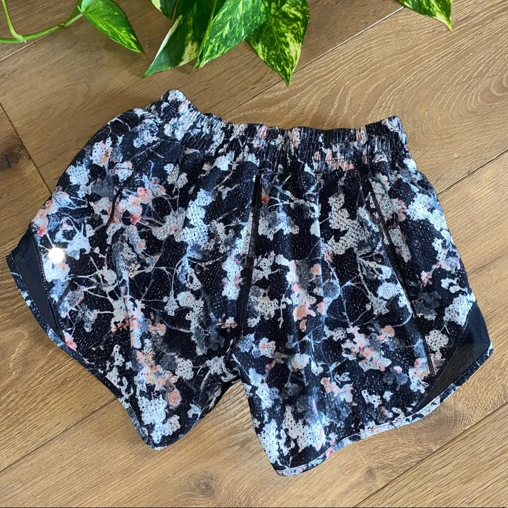 Lululemon Hotty Hot Short II Long Spring Bloom Multi Black - Image 6