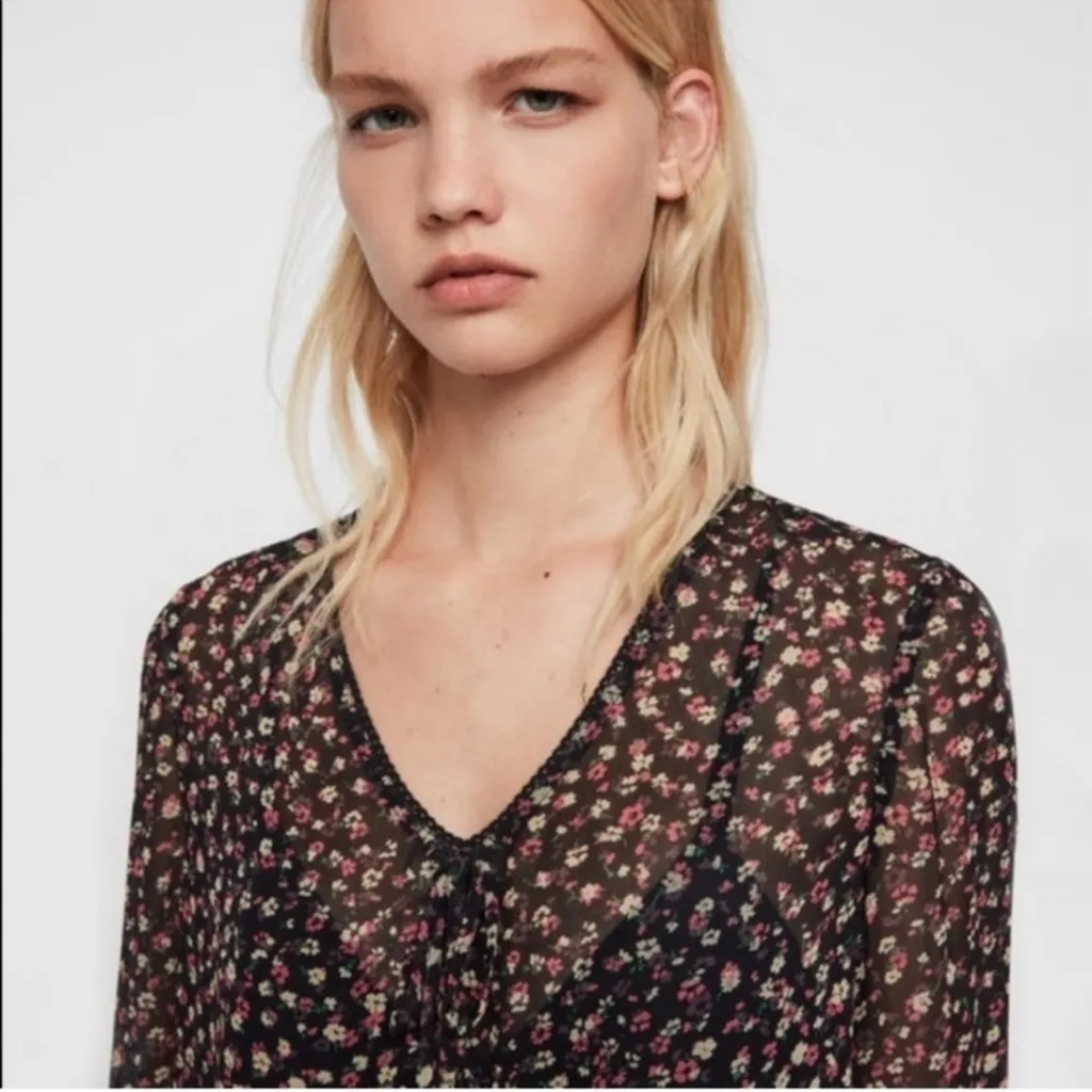 NWT All Saints Eliana floral ruched top
Beautiful floral ditz print top - Image 2