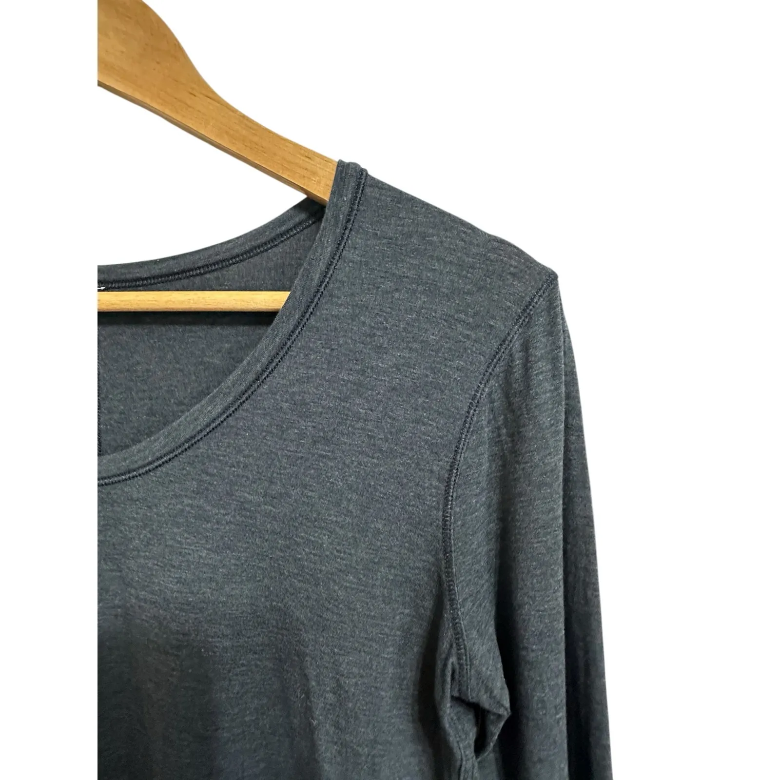 Lululemon‎ women's grey long sleeve scoop neck tee size 2 - Image 2