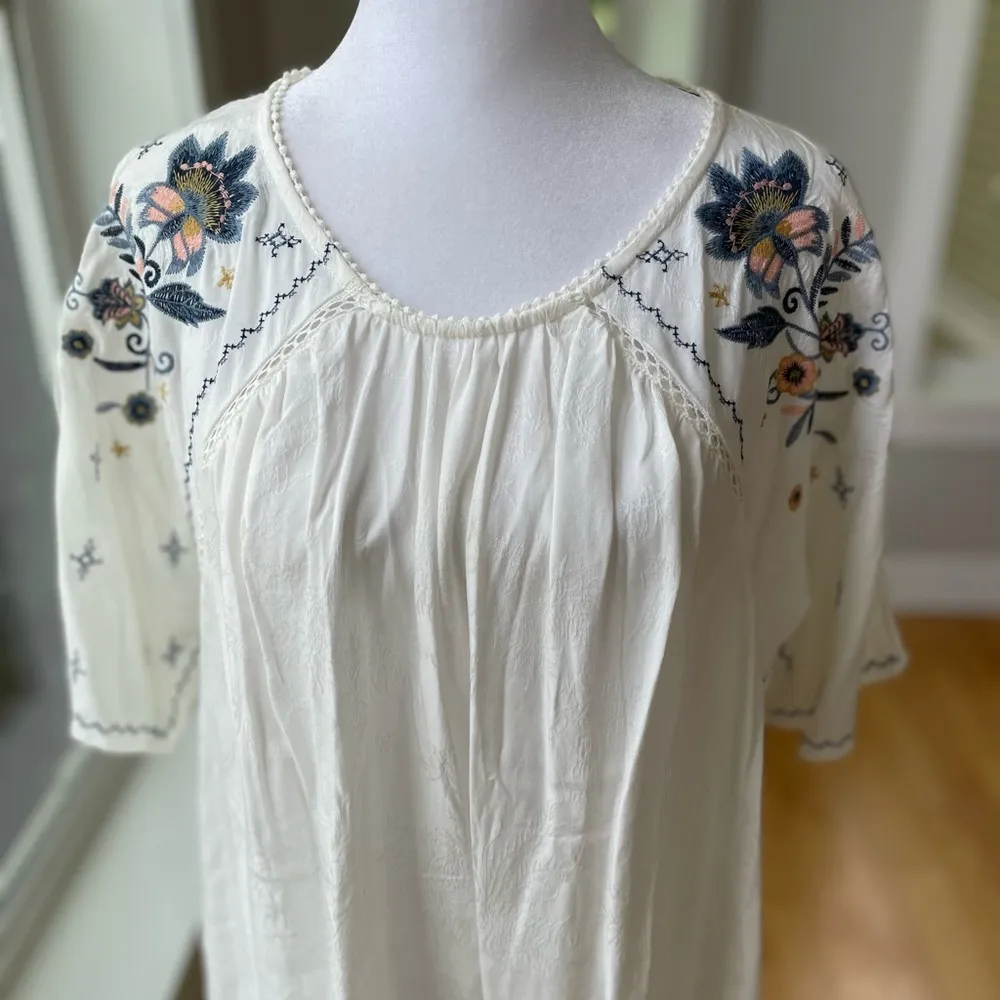 Knox Rose Pink Blue Floral Embroidered White Flowy Top Size Small - Image 2