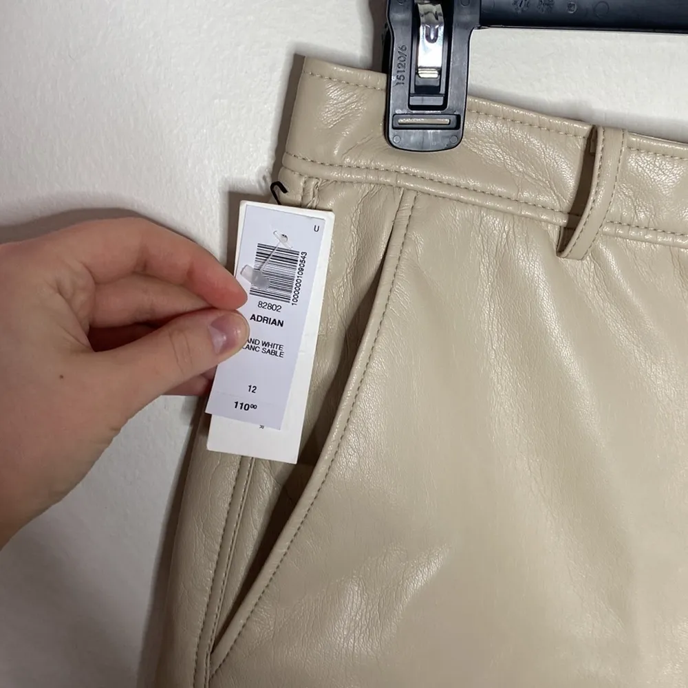 Aritzia Babaton Adrian faux leather high waisted shorts in sand white size 12 - Image 6