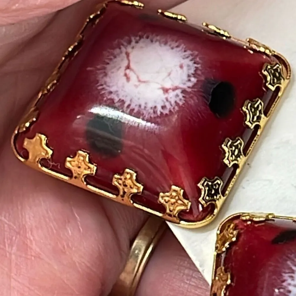 Vintage triangle prong set glass clip style earrings. Gold - Image 4