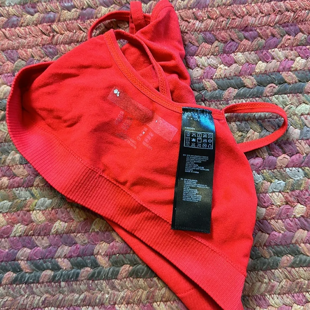 RED SEAMLESS STRAPPY BRALETTE - Image 3