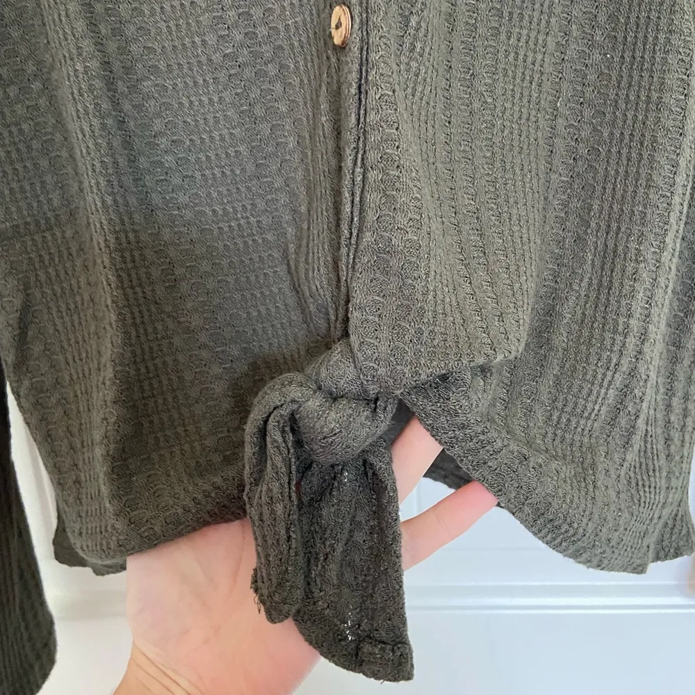 EUC |‎ Paper Crane women’s knitted button down knotted top — small - Image 3