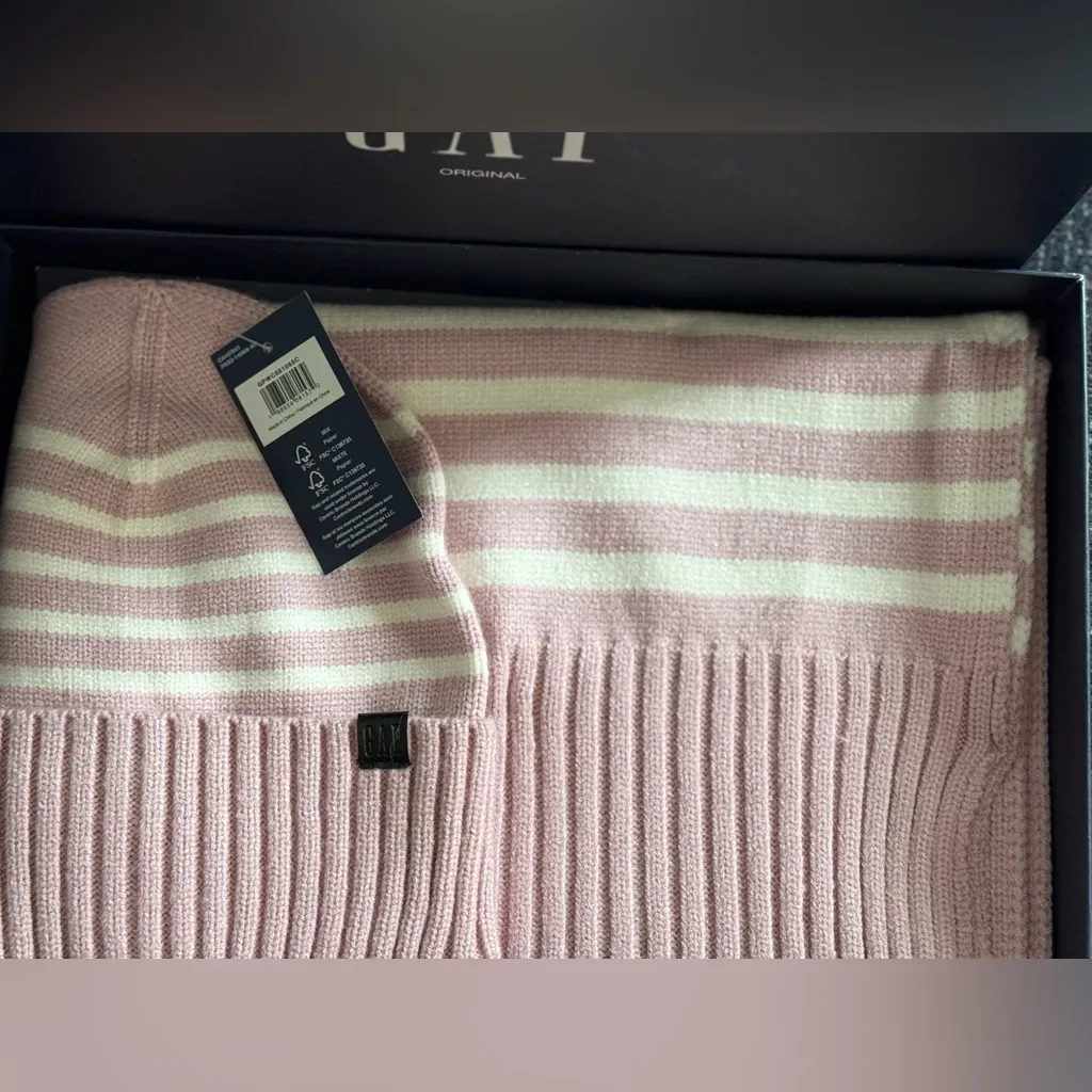 NIB Gap women's  ribbed knit hat and scarf set in pink and white stripes - Image 4