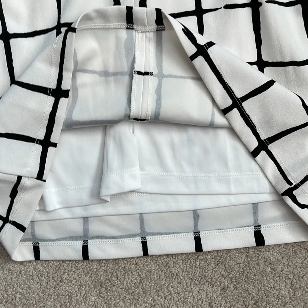 NWT gorgeous  full lined bell-sleeve mid-length dress with zip back - Image 7