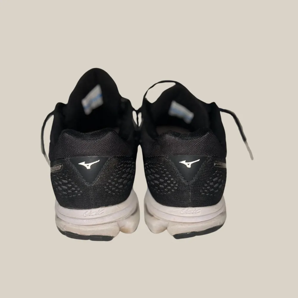 Mizuno Black Athletic Shoes | Running Shoes | Women’s Size 8.5 - Image 3